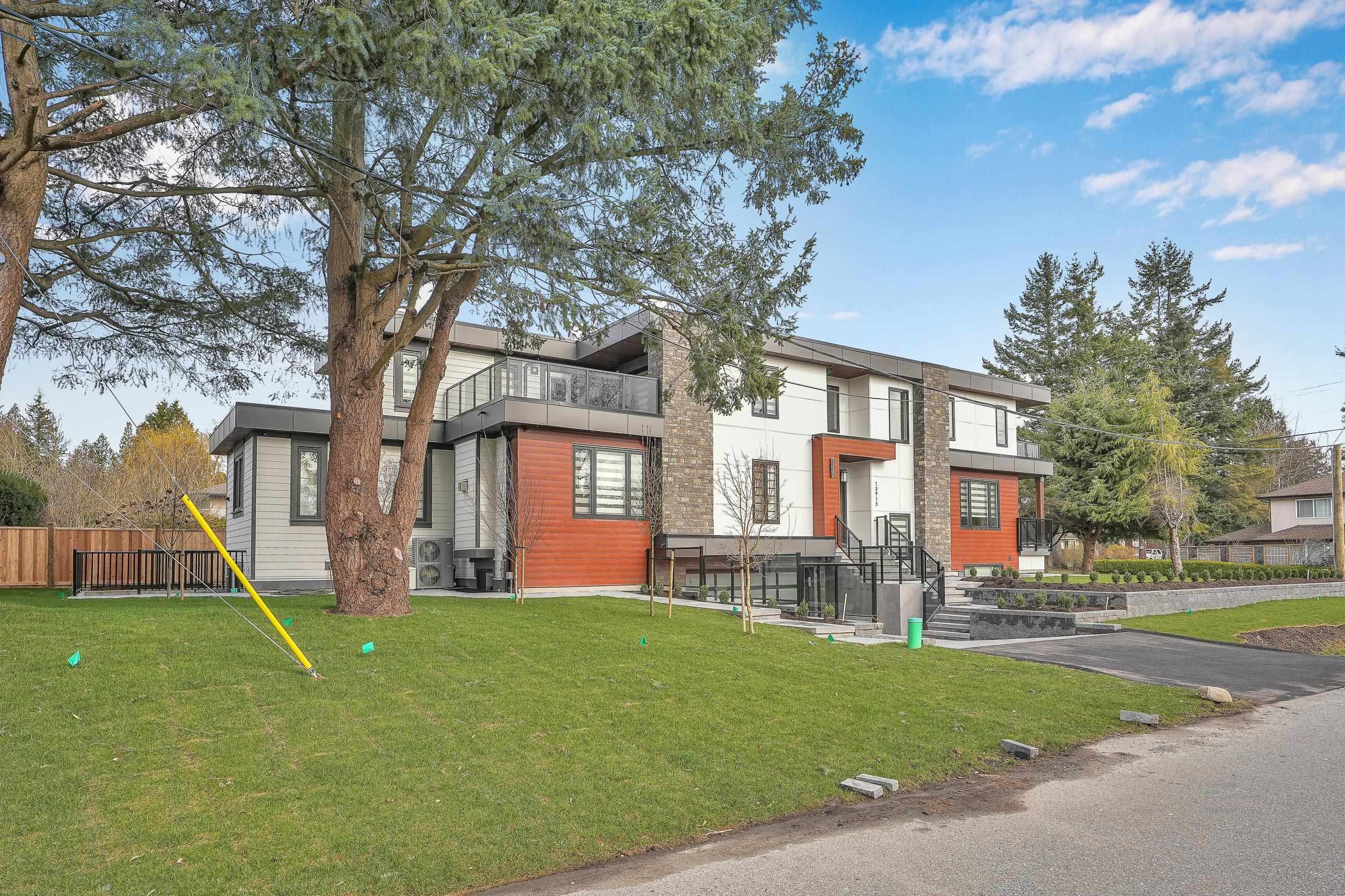 Photo de la propriété:  13915 Blackburn Avenue  BC V4B 2Z3 