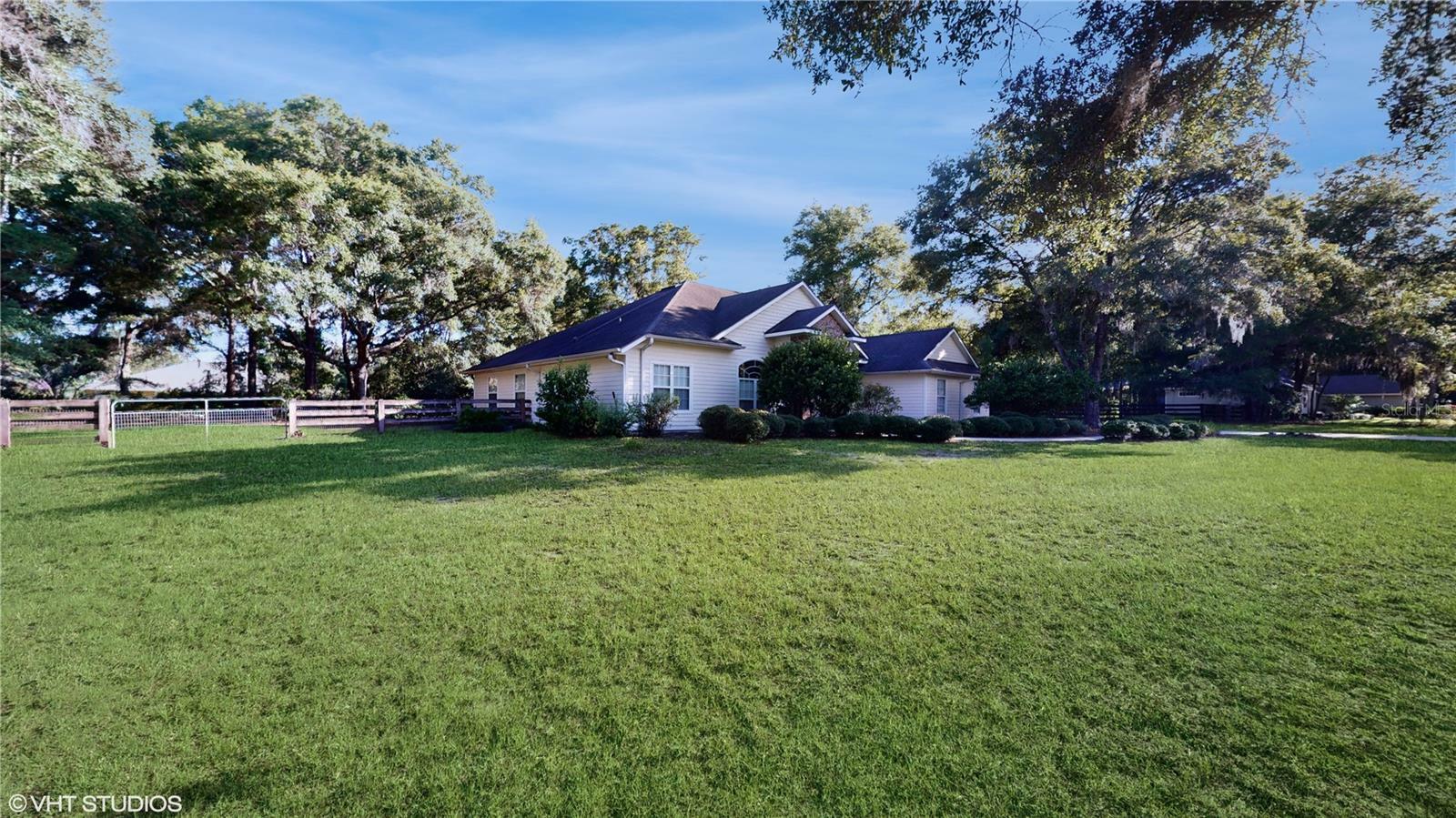 Property Photo: 8627 SW 95th Place FL 32608
