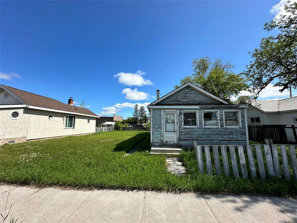 Property Photo:  143 Cook Avenue  MB R9A 1R8 