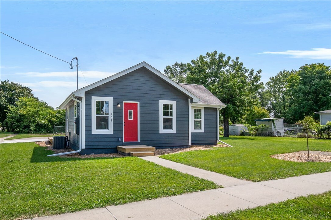 Property Photo:  701 SE 11th Street  IA 50309 