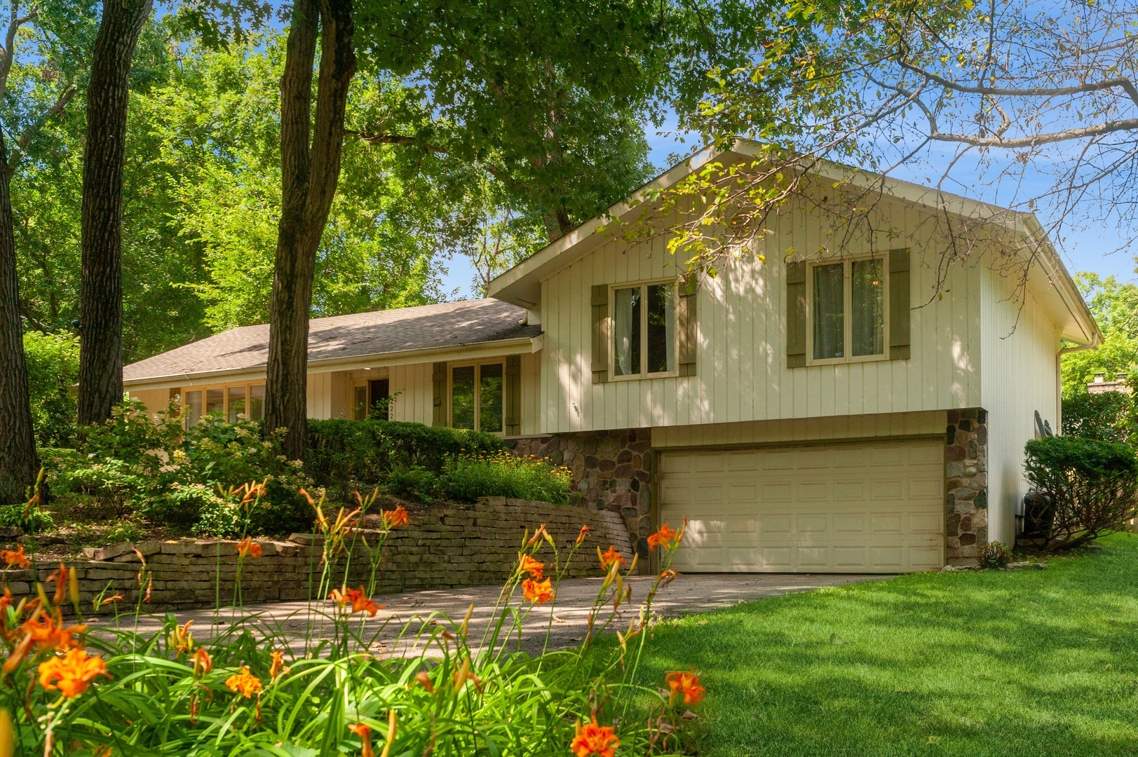 Property Photo:  222 Lakewood Drive  IL 60013 