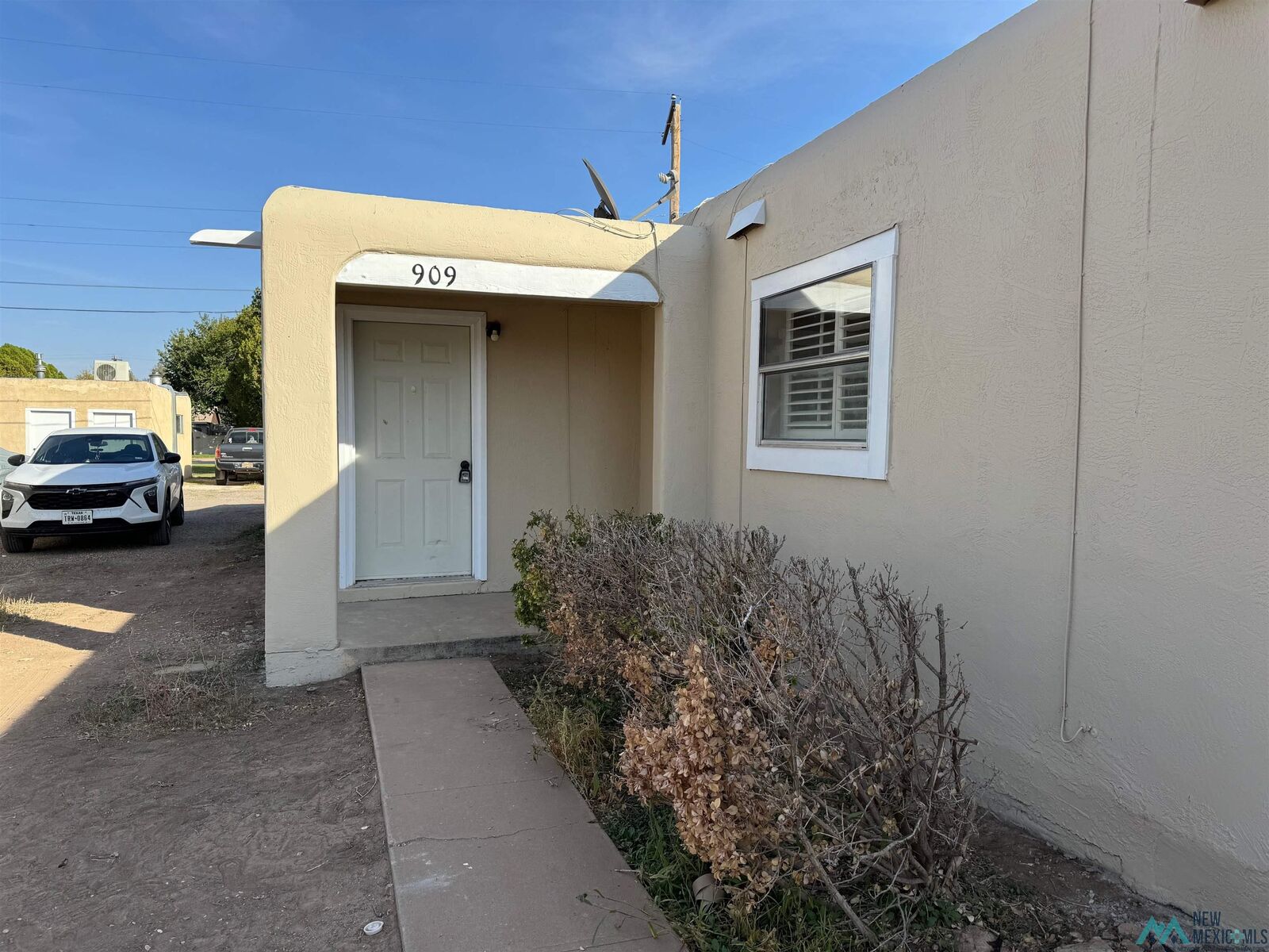 Property Photo:  909 W Bullock Ct Court  NM 88210 