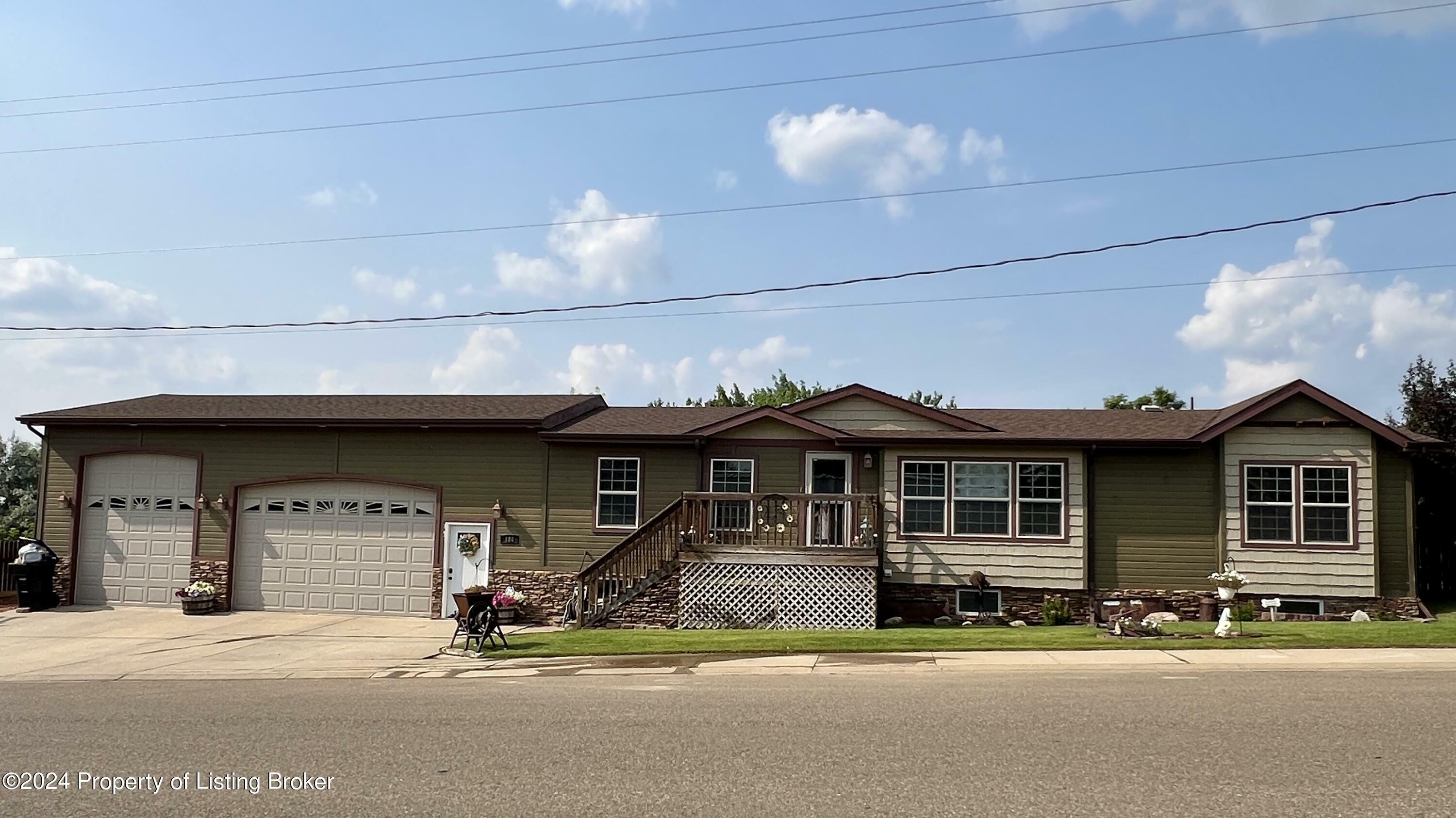 Property Photo:  184 5th Street SW  ND 58601 