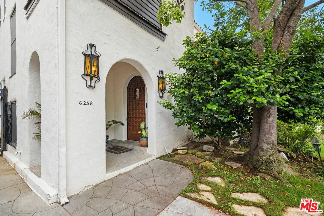 Property Photo:  6258   Warner Dr  CA 90048 