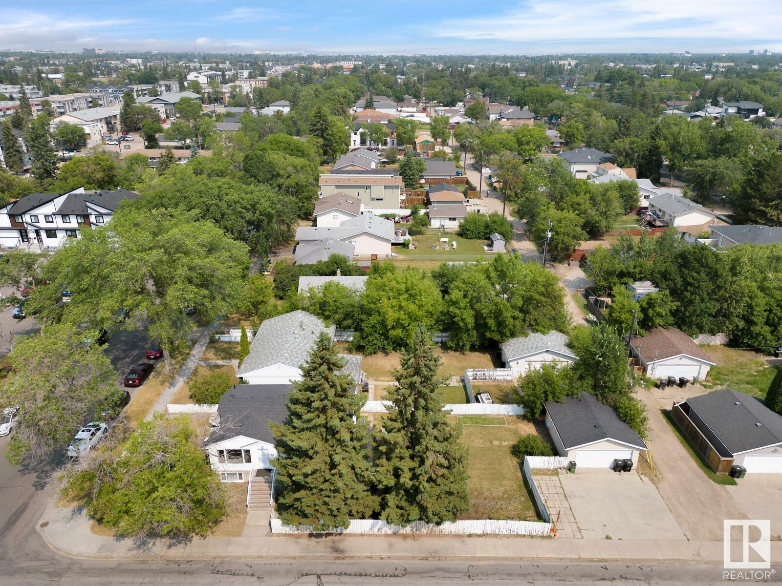 Photo de la propriété:  9501/9505/9507 155 Street NW  AB T5P 2K3 