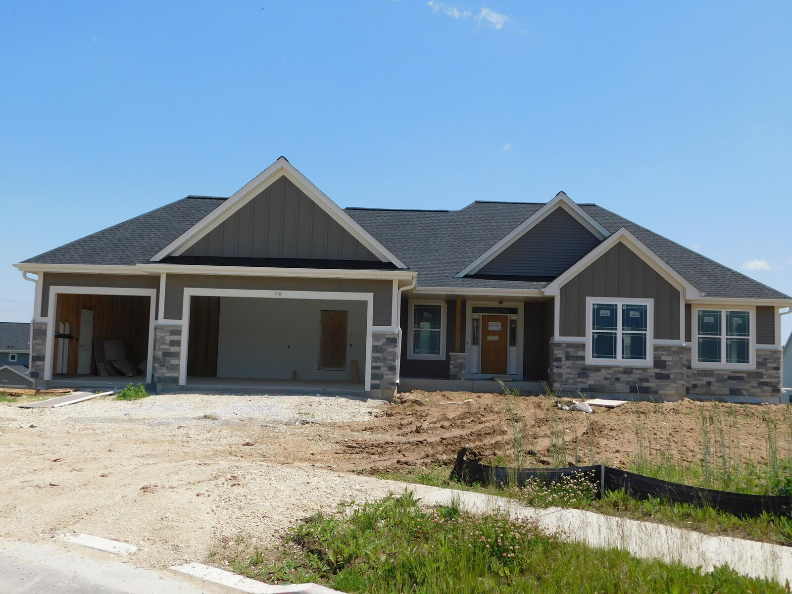 Property Photo:  716 Hummingbird Ct  WI 53024