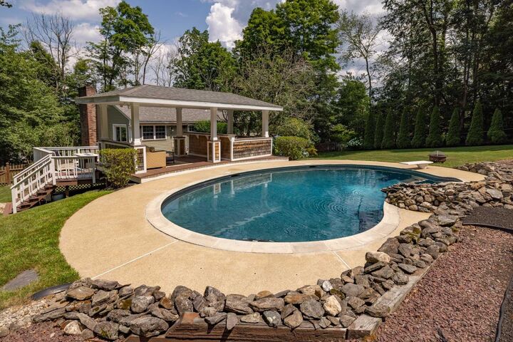 Property Photo:  138 Stratham Heights Road  NH 03885 