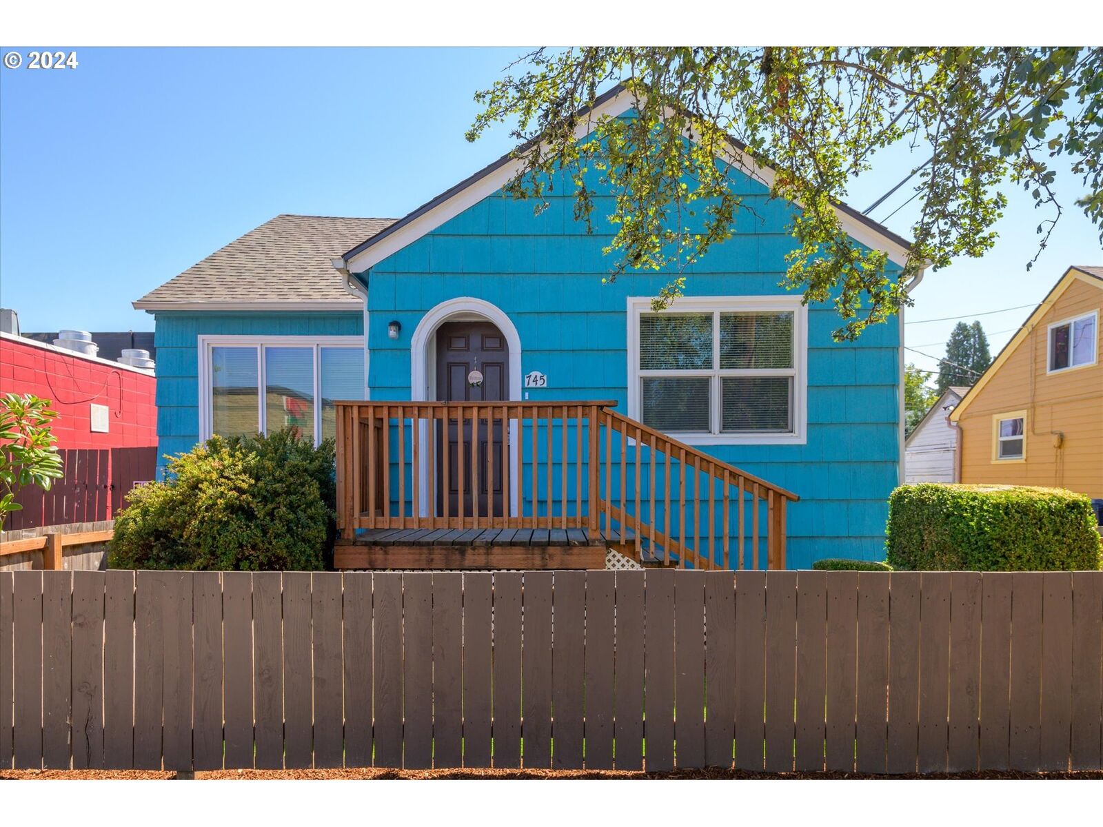 Property Photo:  745 Polk St  OR 97402 