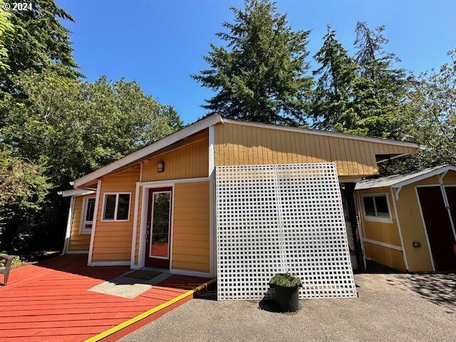 Property Photo:  212 Bourbon St  OR 97439 