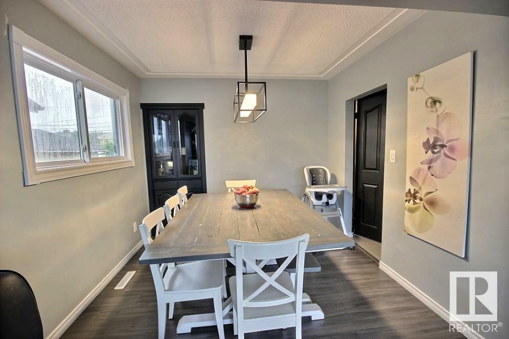 Photo de la propriété:  10923 134A Avenue NW  AB T5E 1M2 