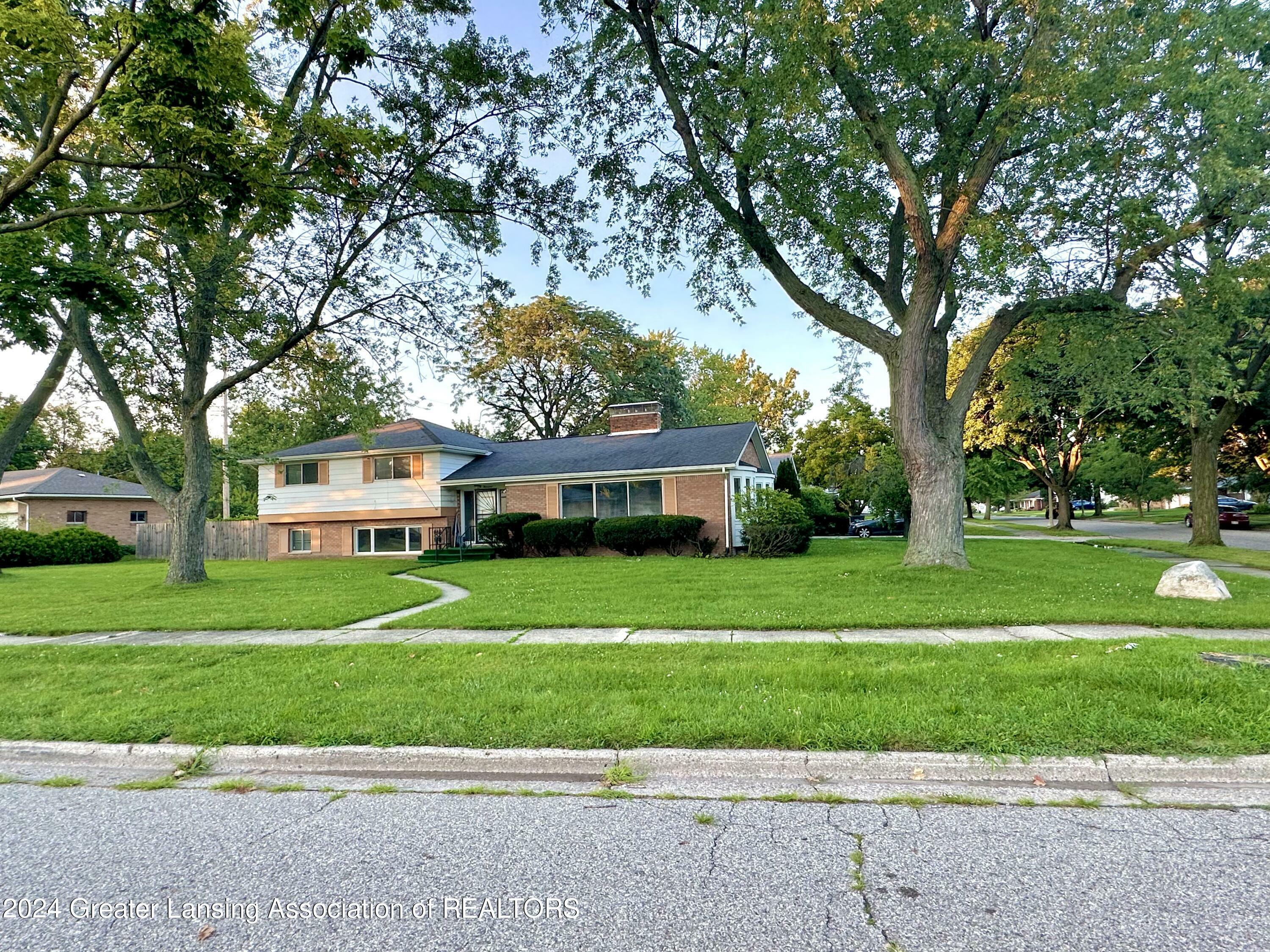 Property Photo:  2000 W Hillsdale Street  MI 48915 