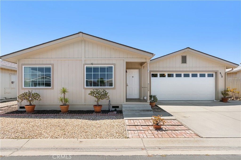 Property Photo:  910 Vista Del Sol  CA 93458 