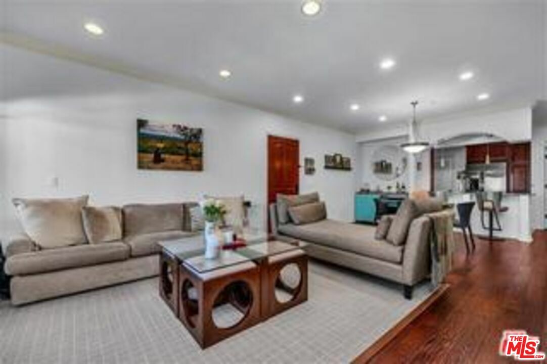 Property Photo:  432  S Willaman Dr 303  CA 90048 