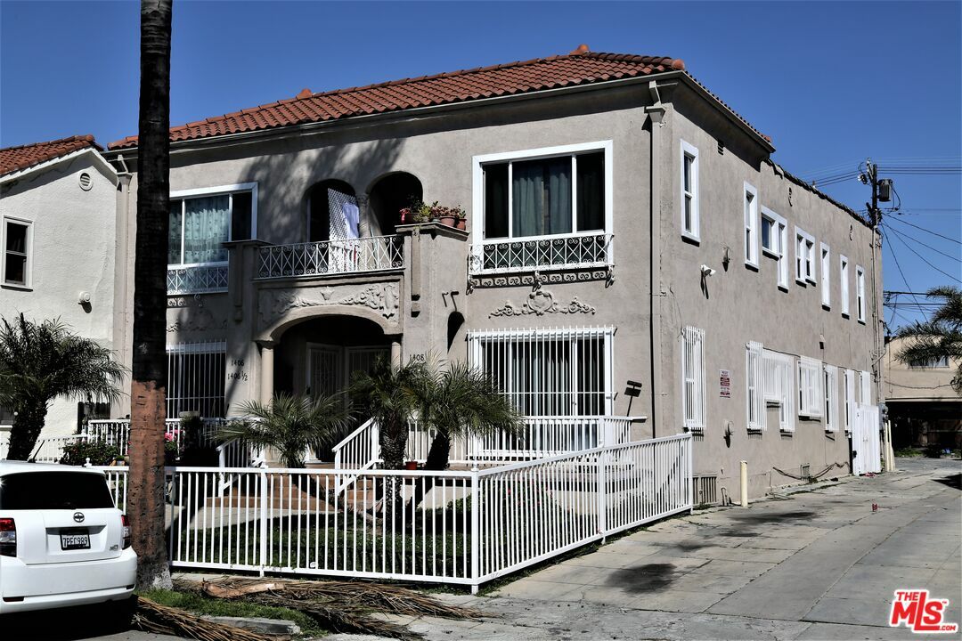 Property Photo:  1406   2nd Ave  CA 90019 