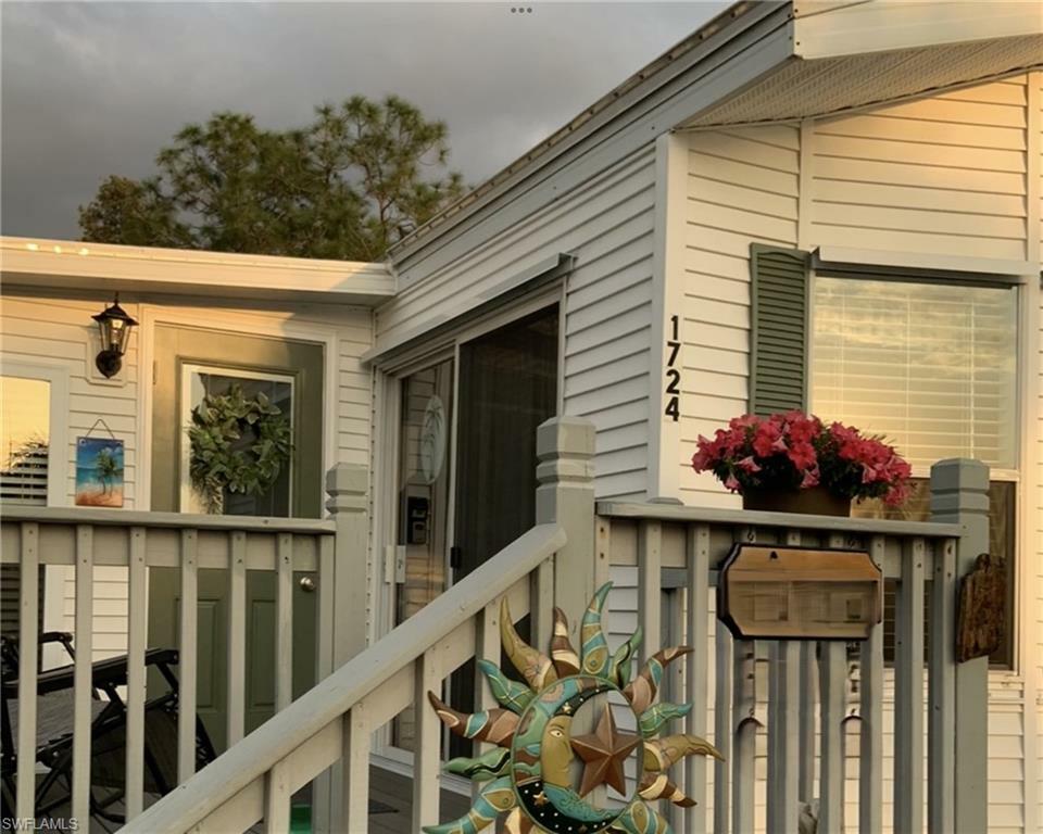 Property Photo: 1724 E Manatee Loop FL 33950