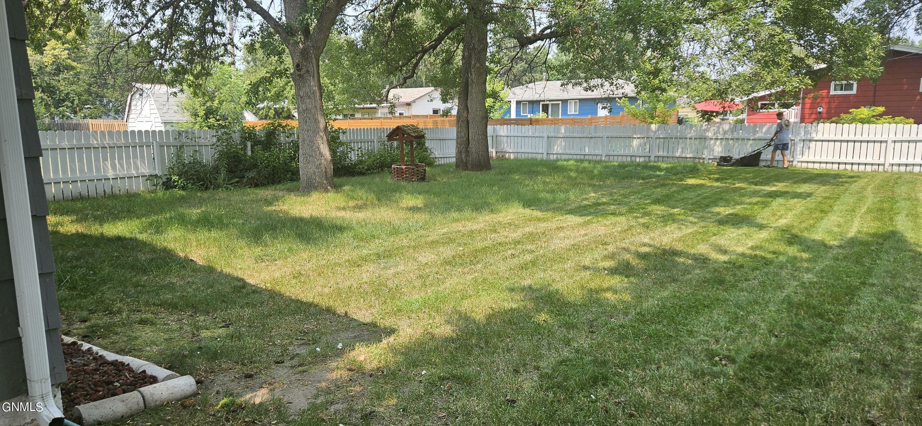 Property Photo:  628 Arbor Avenue  ND 58504 