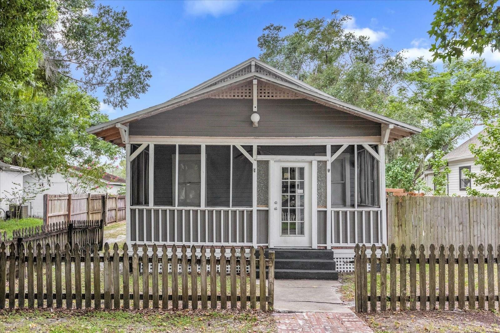 Property Photo:  1004 S Laurel Avenue  FL 32771 