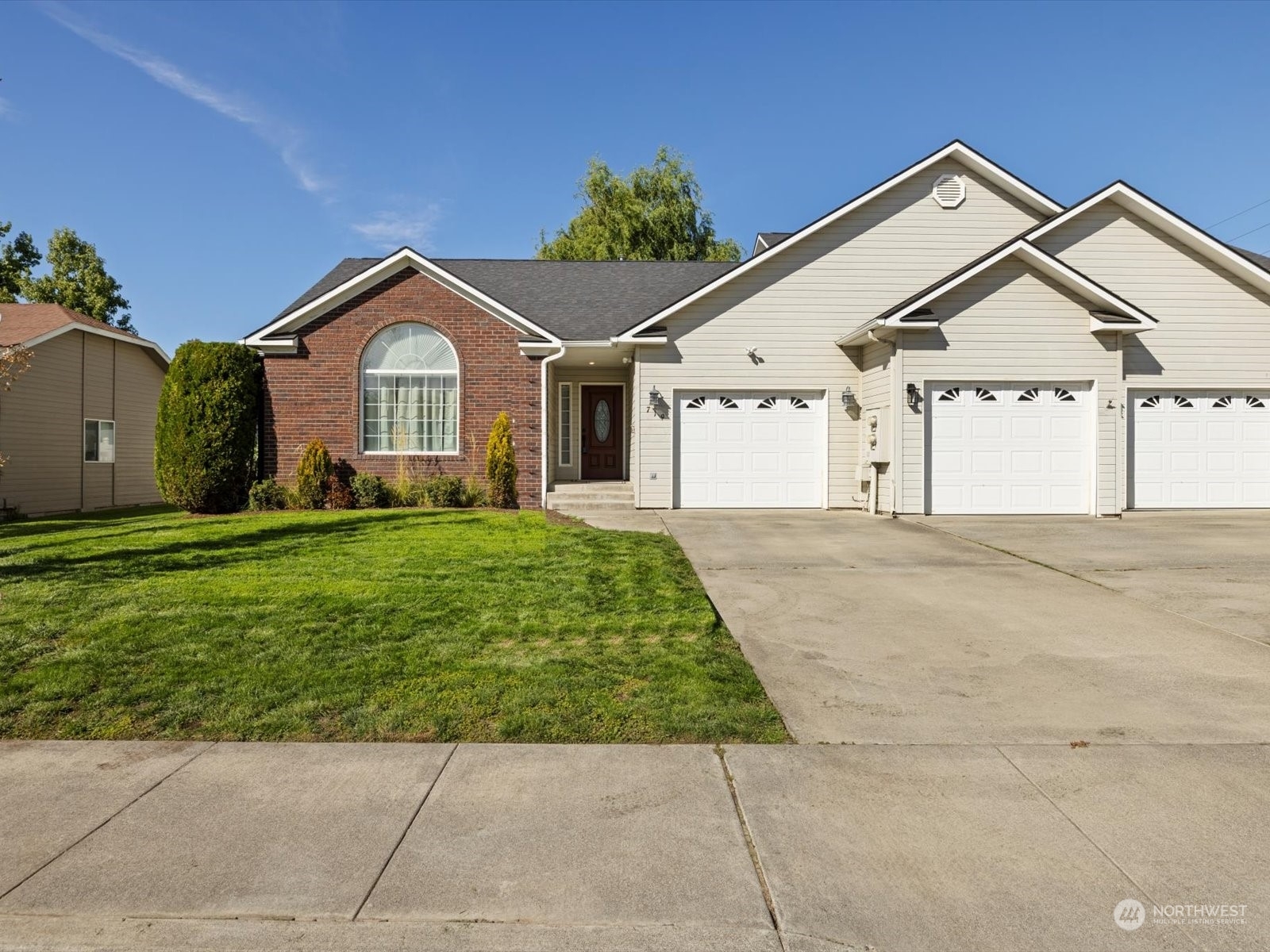 Property Photo:  719 SE Mockingbird Drive  WA 99324 