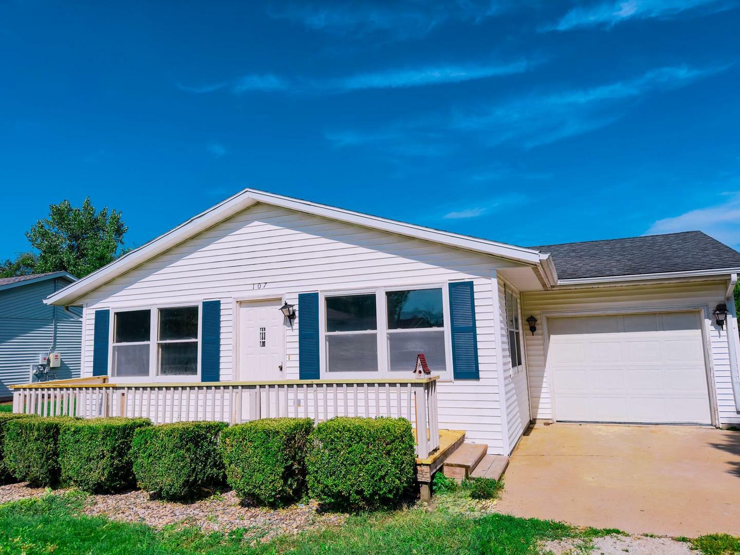 Property Photo:  107 Elm Avenue  IL 60964 