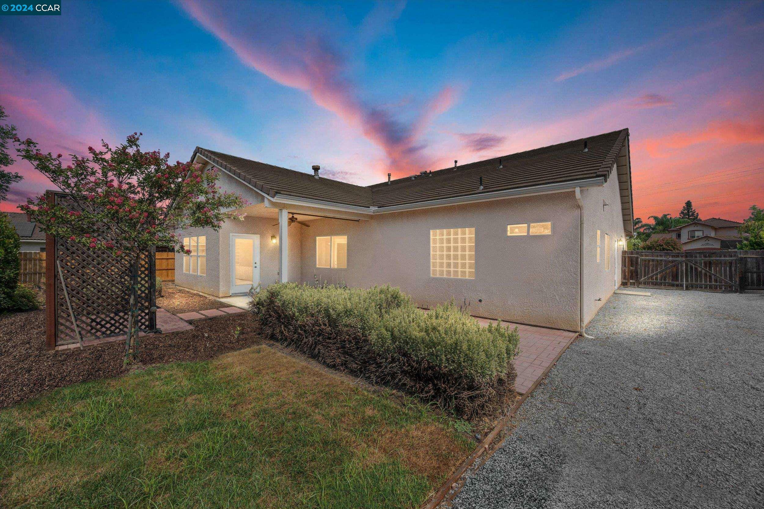 Property Photo:  2001 E Country Ct  CA 93292 