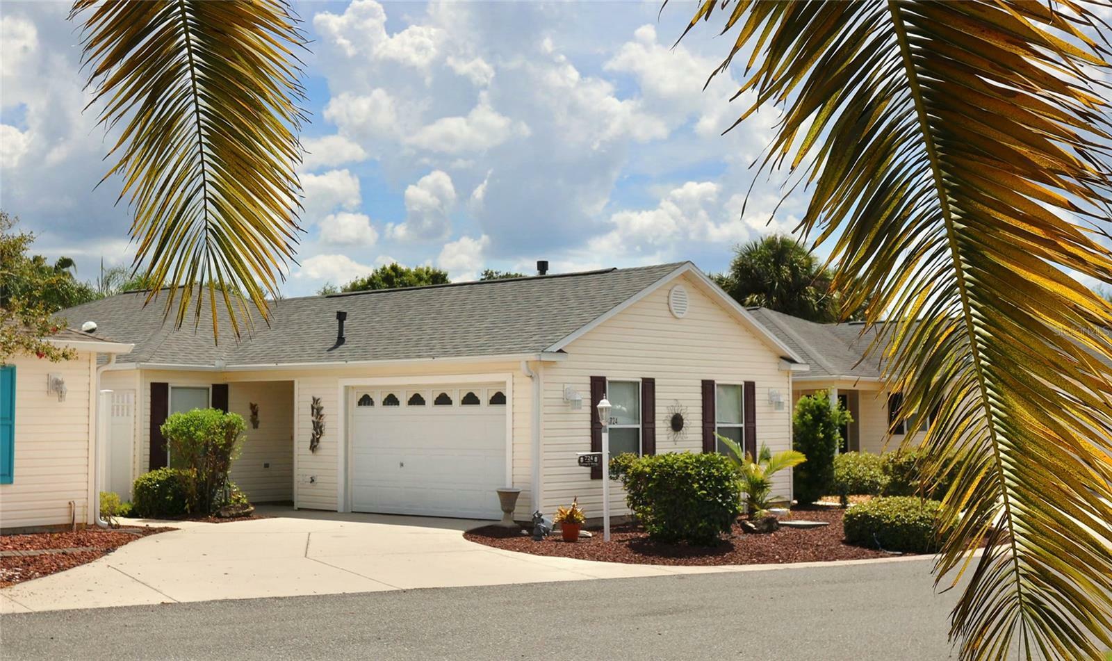 Property Photo:  724 Iva Place  FL 32162 