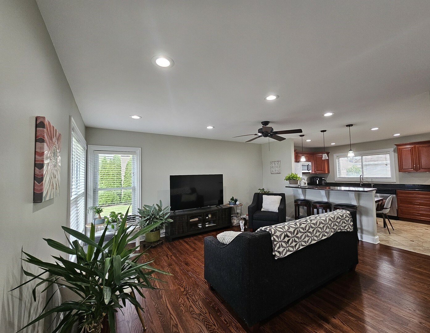 Property Photo:  118 N Rose Avenue  IL 60101 