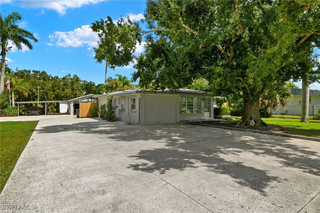 Property Photo:  10501 McGregor Boulevard  FL 33919 