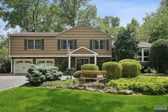 Property Photo:  6 Brentwood Drive  NJ 07039 