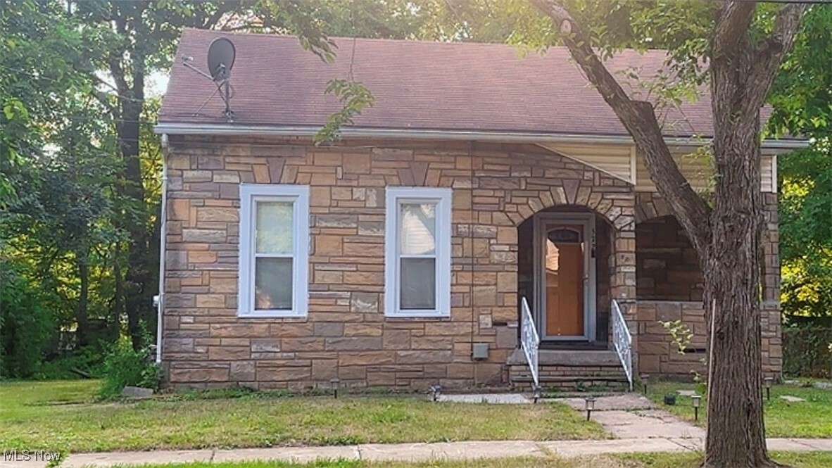 Property Photo: 572 East Avenue OH 44320
