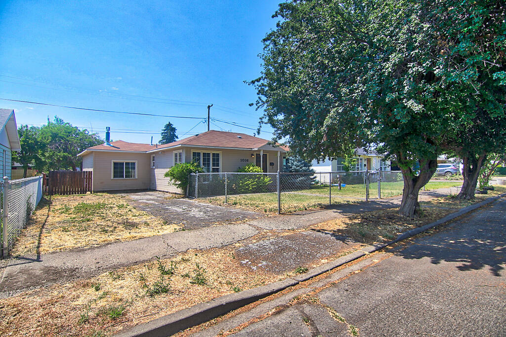 Property Photo:  1016 Alandale Street  OR 97603 