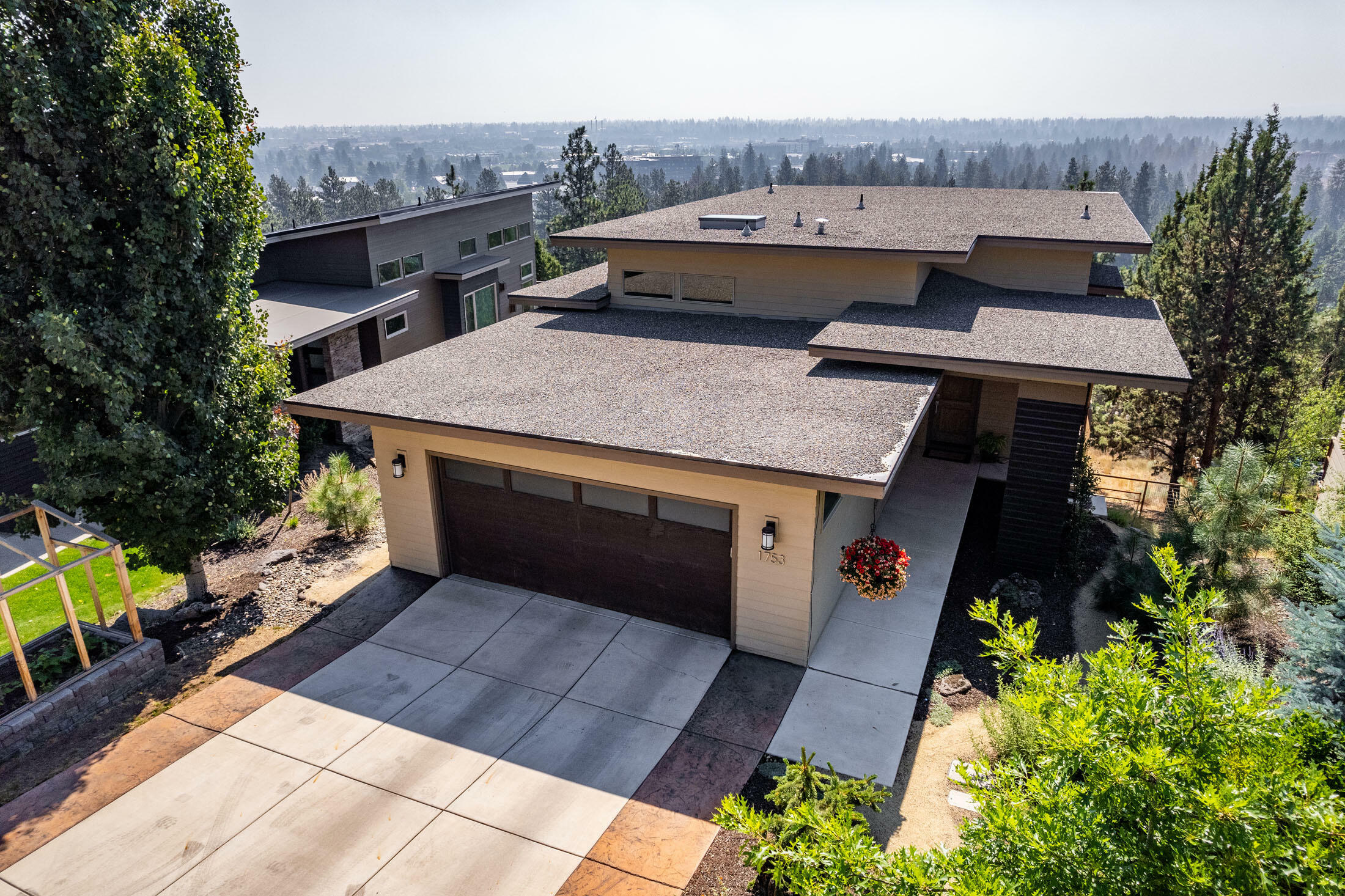 Property Photo:  1753 SW Troon Avenue  OR 97702 