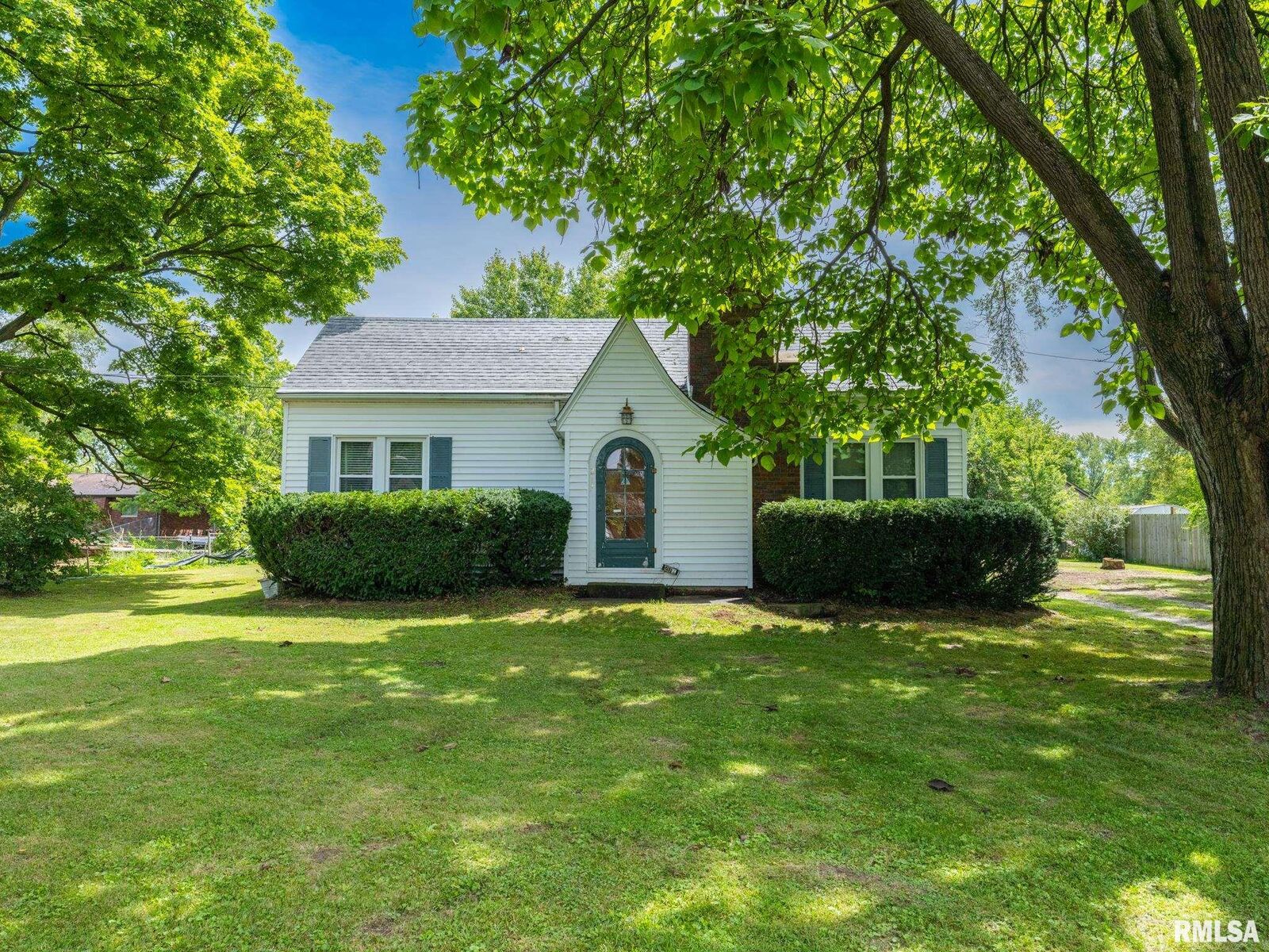 Property Photo: 217 S Pleasant Hill Road IL 61611