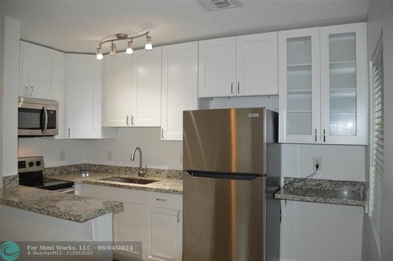 Property Photo:  819 NE 14th Ct  FL 33304 