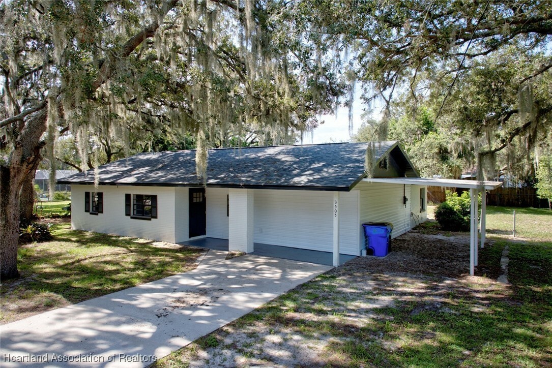 Property Photo:  3505 King Drive  FL 33870 