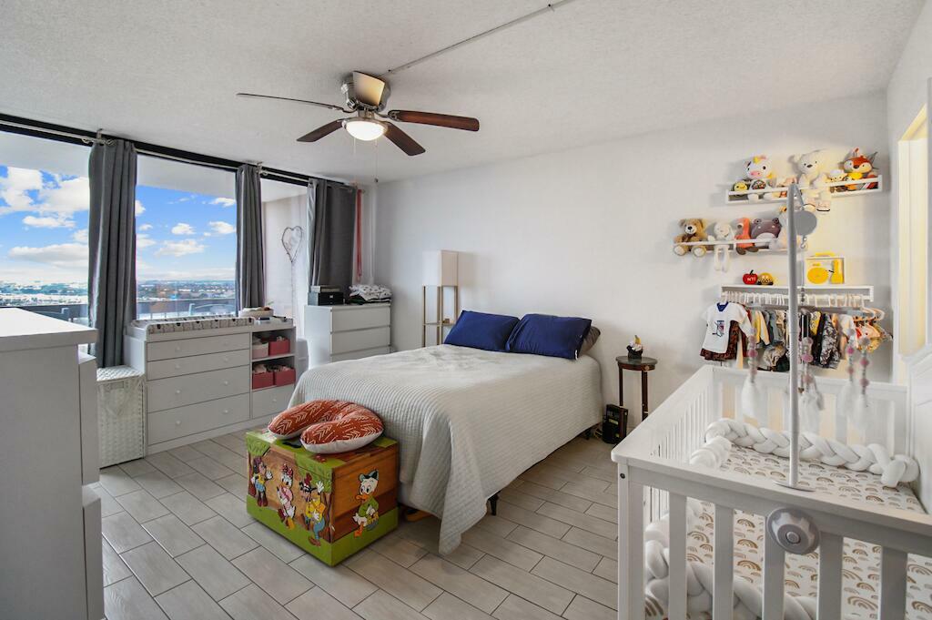 Property Photo:  2425 Presidential Way 1805  FL 33401 