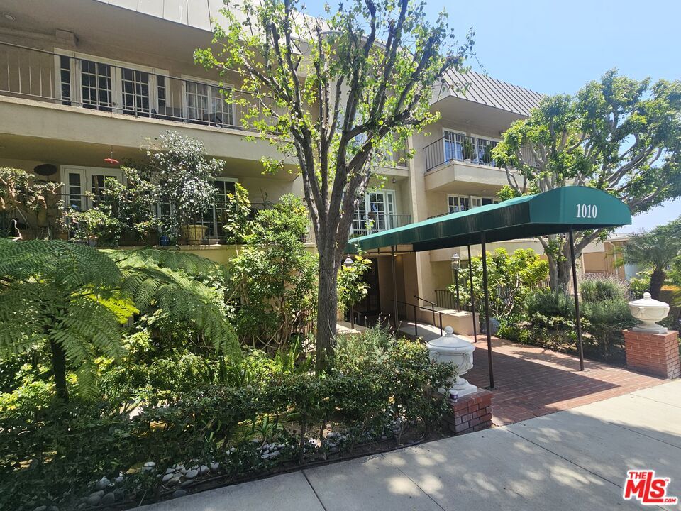 Property Photo:  1010   Palm Ave 310  CA 90069 