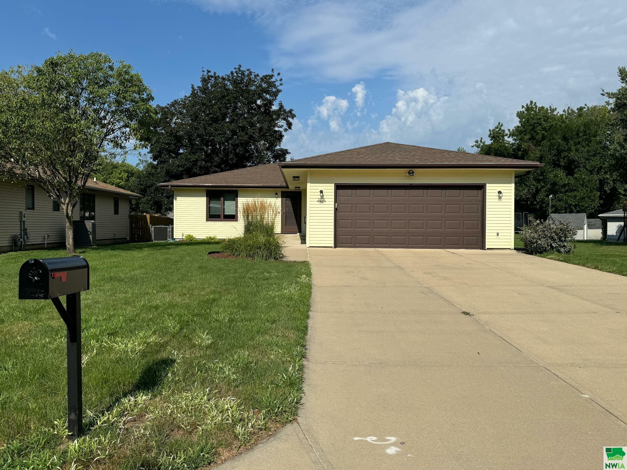 Property Photo:  3275 Maplewood St  IA 51104 