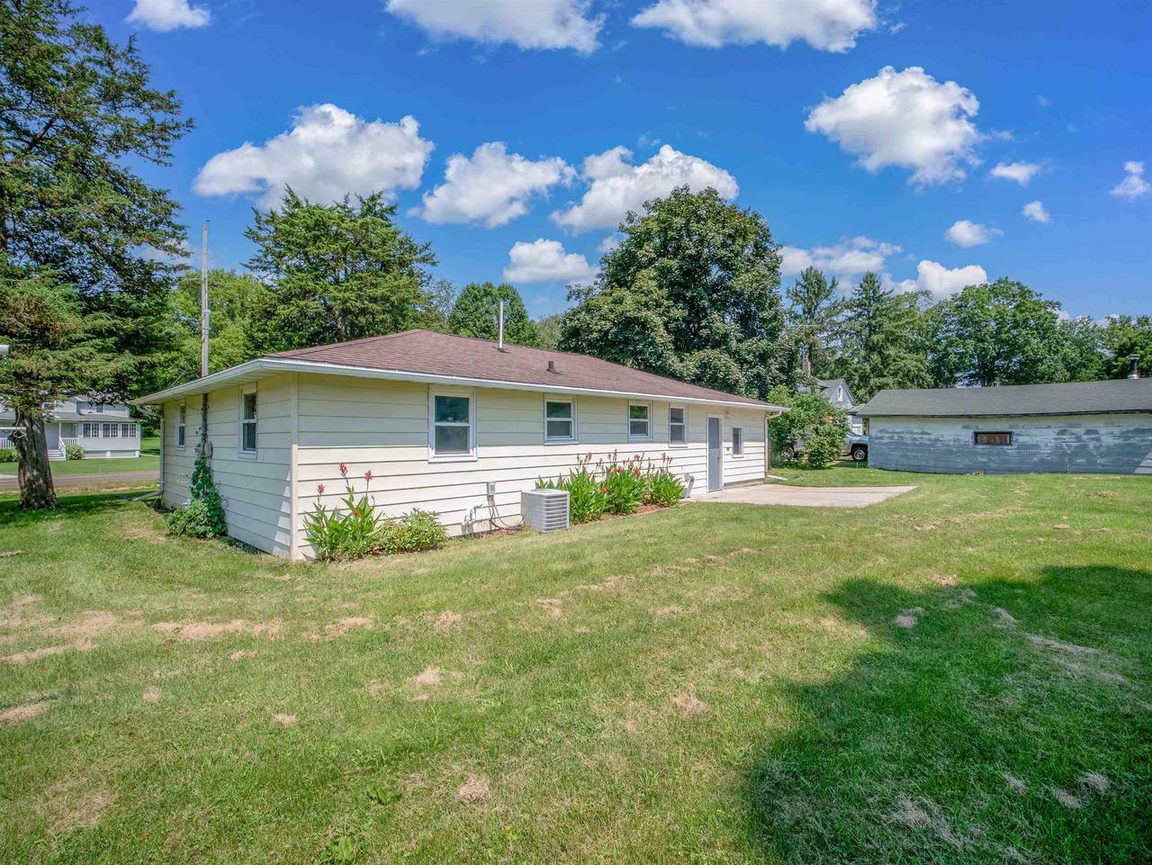 Property Photo:  220 Juneau Street  WI 53557 