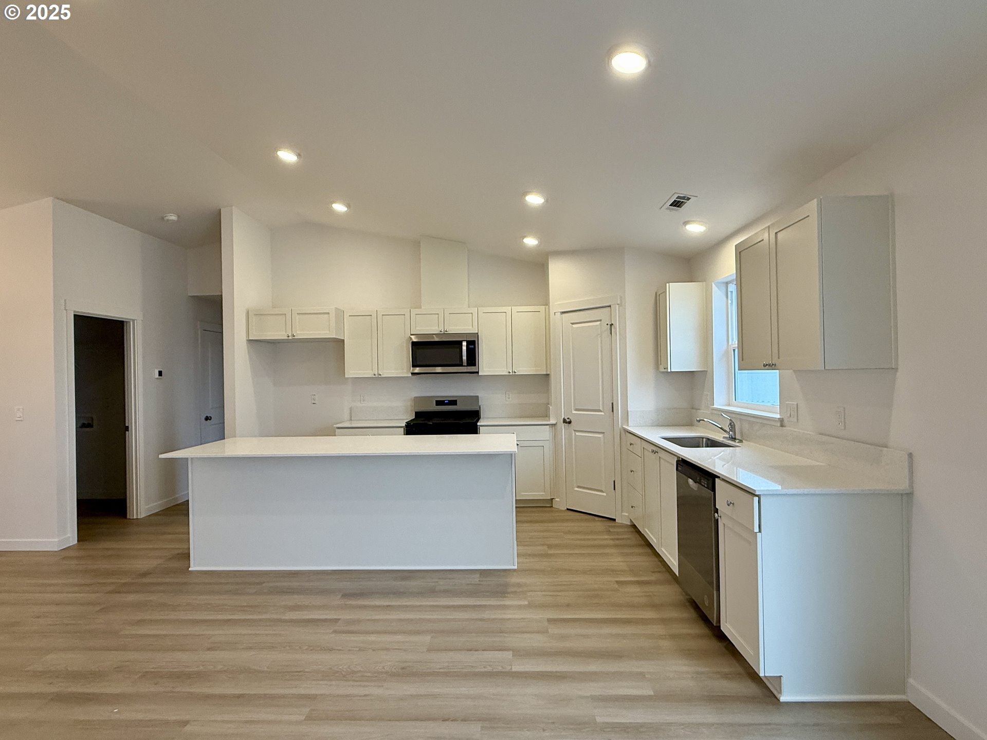 Property Photo: 205 SW Goldfinch Ln OR 97818