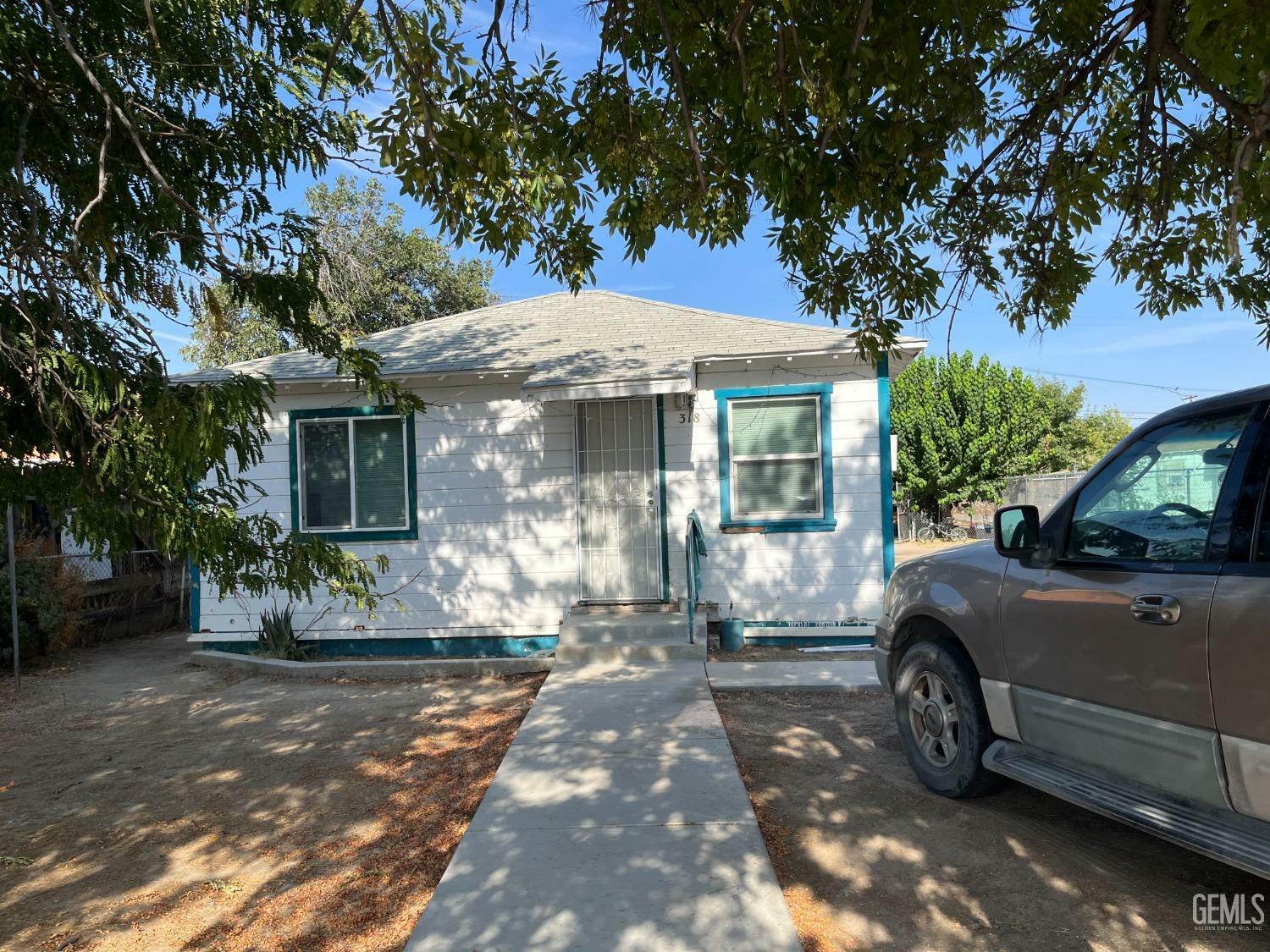 Property Photo:  318 Fremont Street  CA 93215 