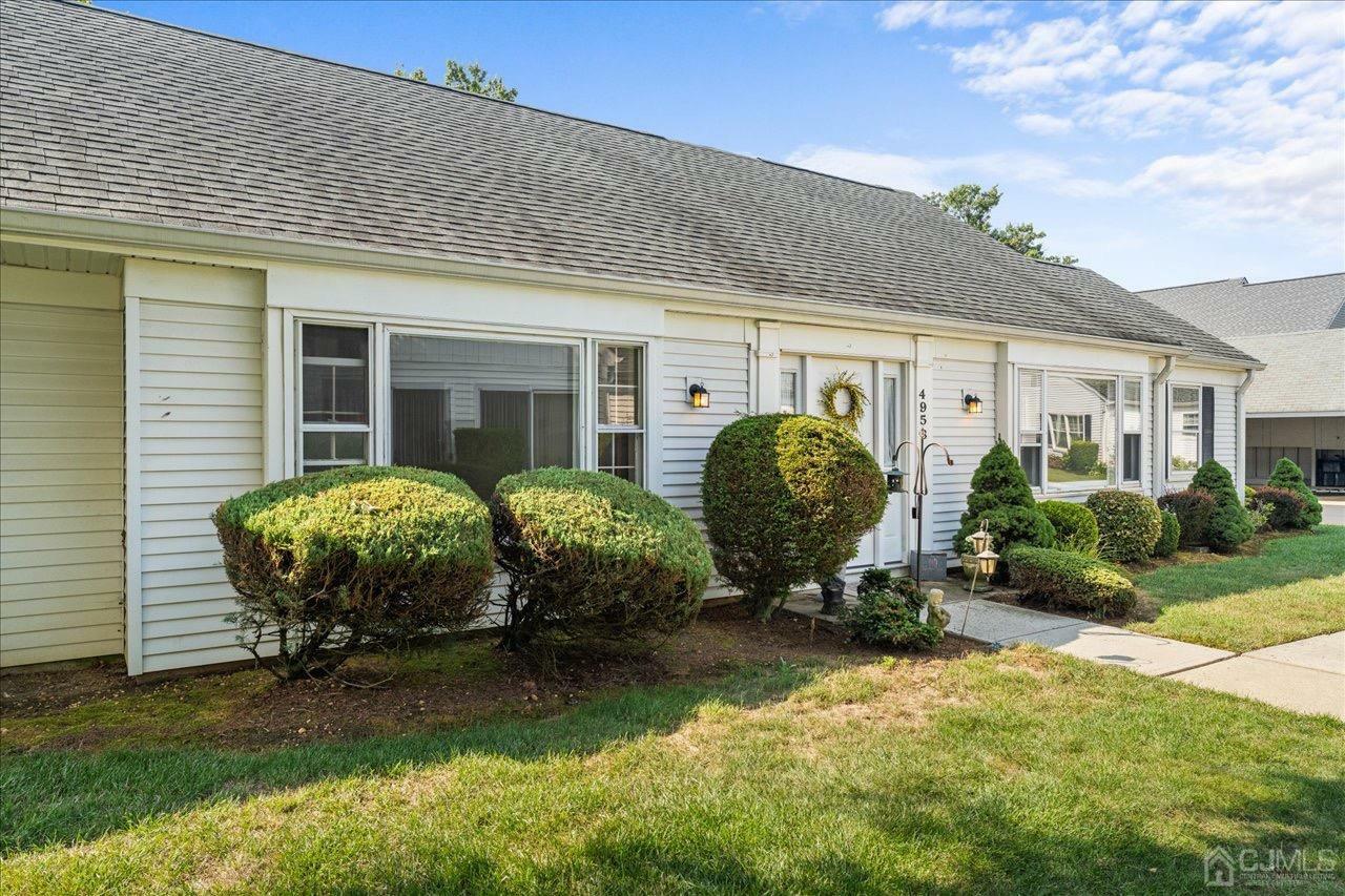 Property Photo:  495-B Newport Way  NJ 08831 