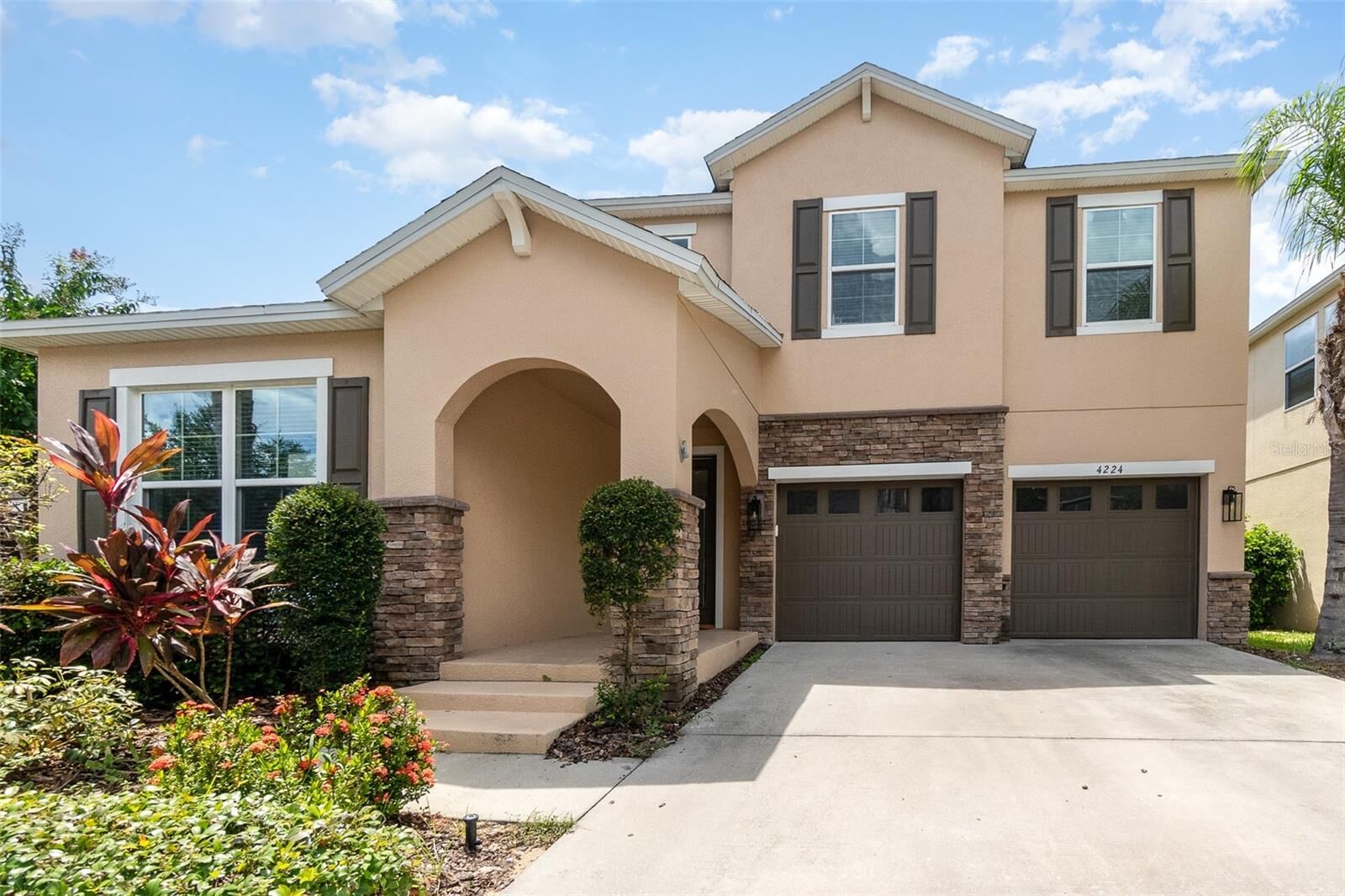Property Photo: 4224 Oak Lodge Way FL 34787