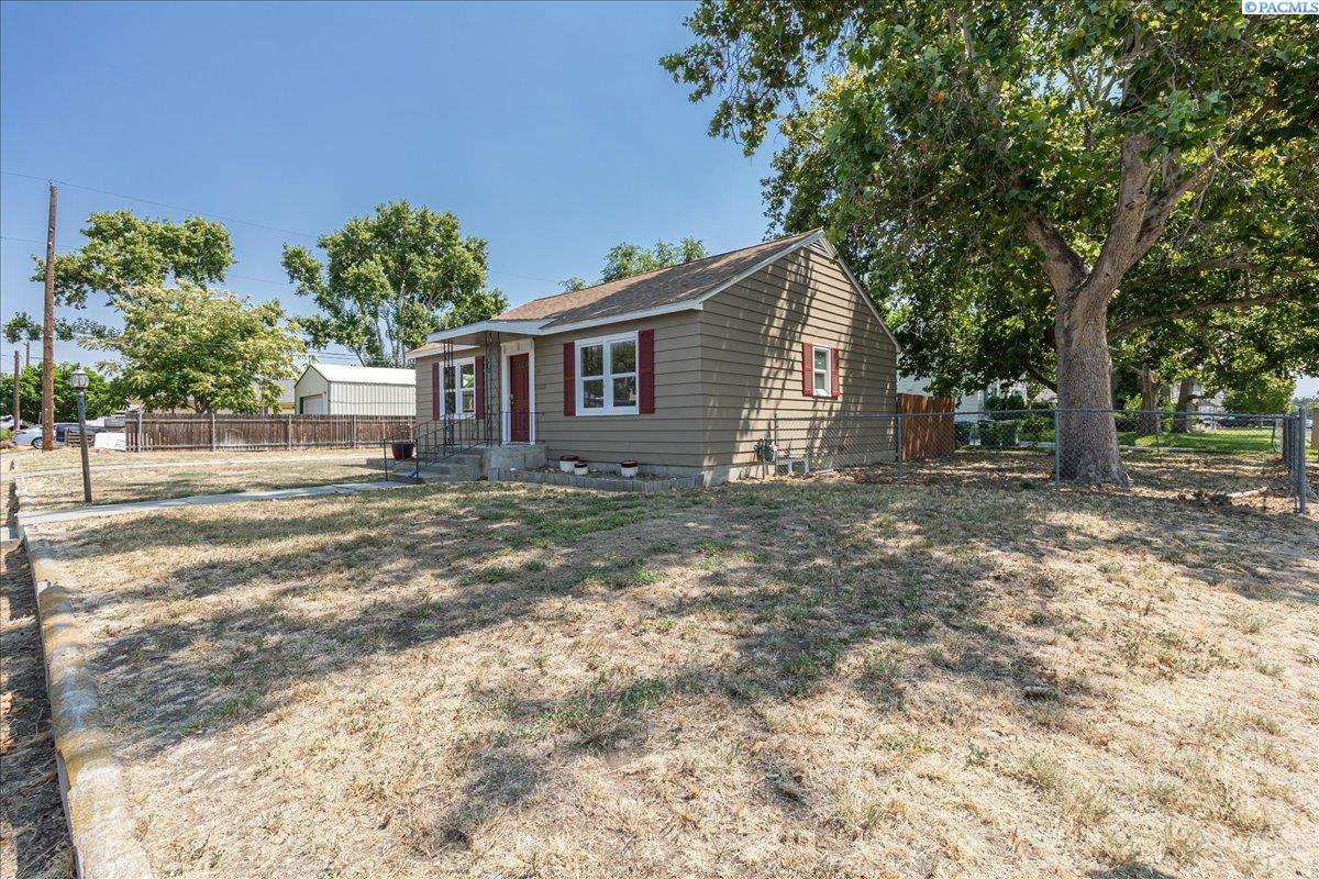 Property Photo:  211 Comstock St  WA 99352 