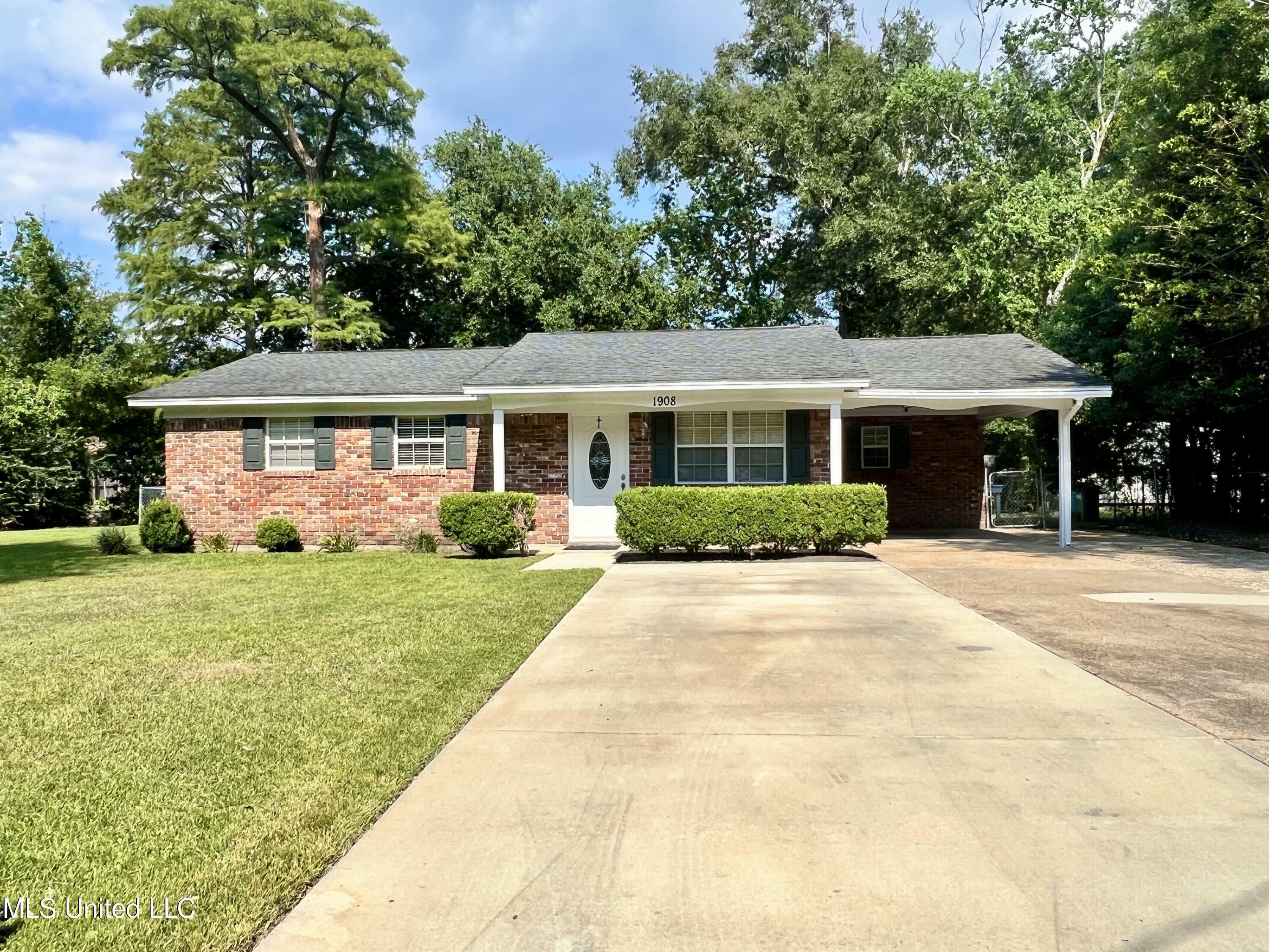 Property Photo:  1908 Holland Street  MS 39581 