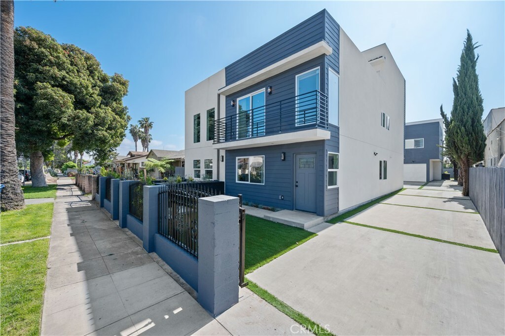 Property Photo:  2937 West Boulevard  CA 90016 