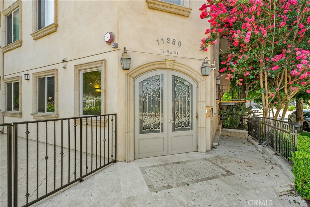 Property Photo:  11280 La Maida Street 302  CA 91601 