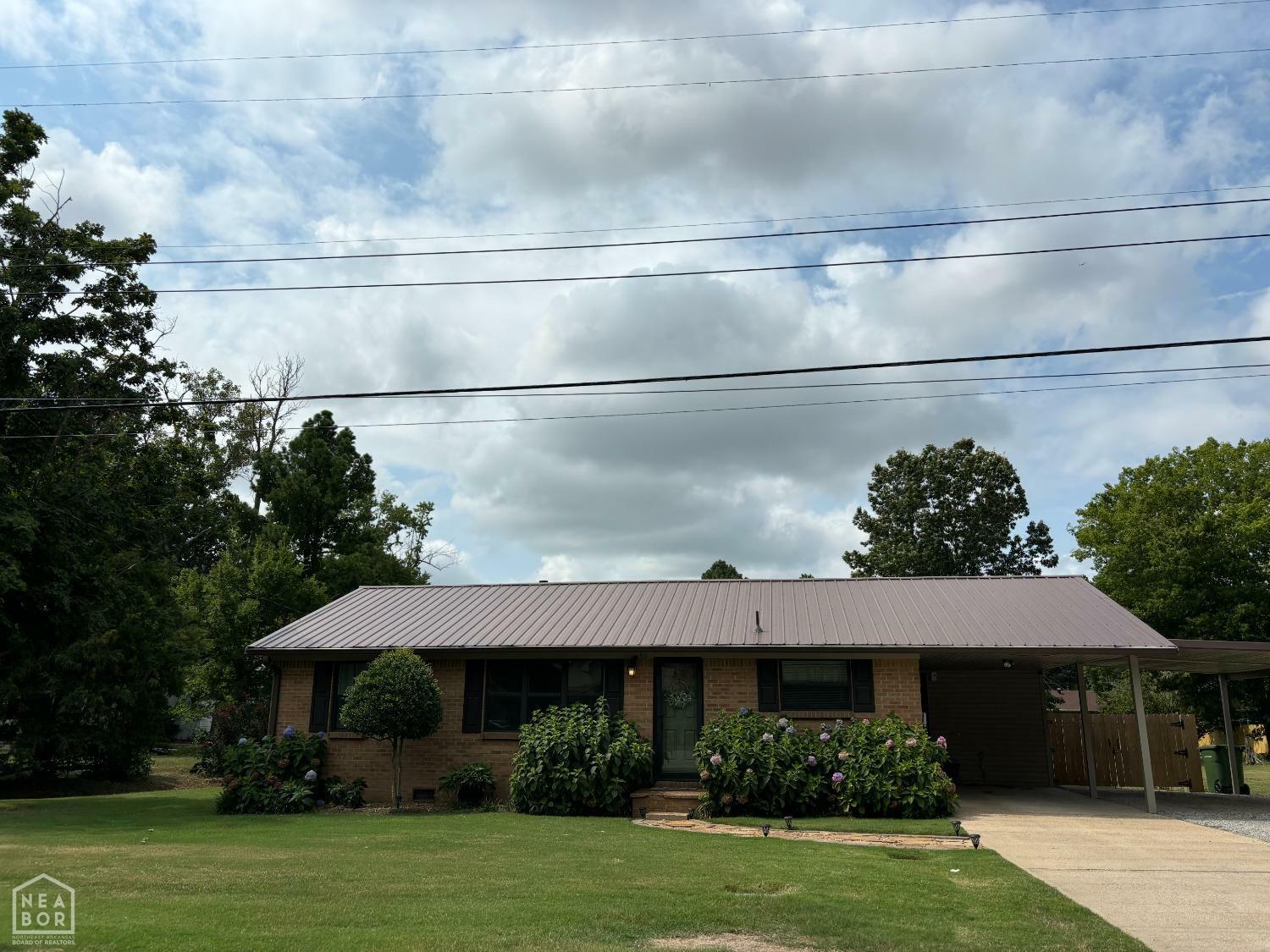 Property Photo:  301 SW Lindsey Street  AR 72433 