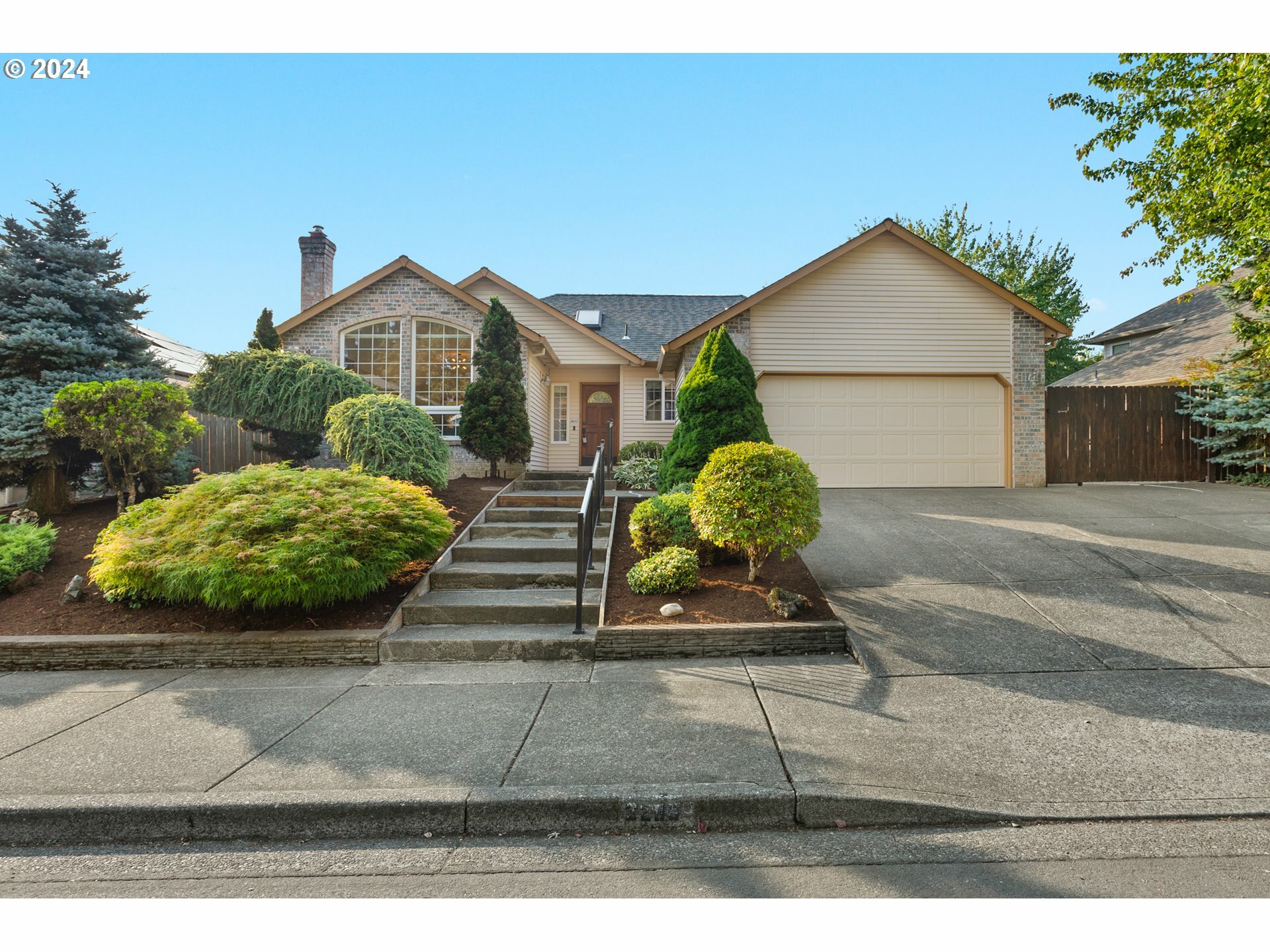 Property Photo: 2296 NE Estate Dr OR 97124