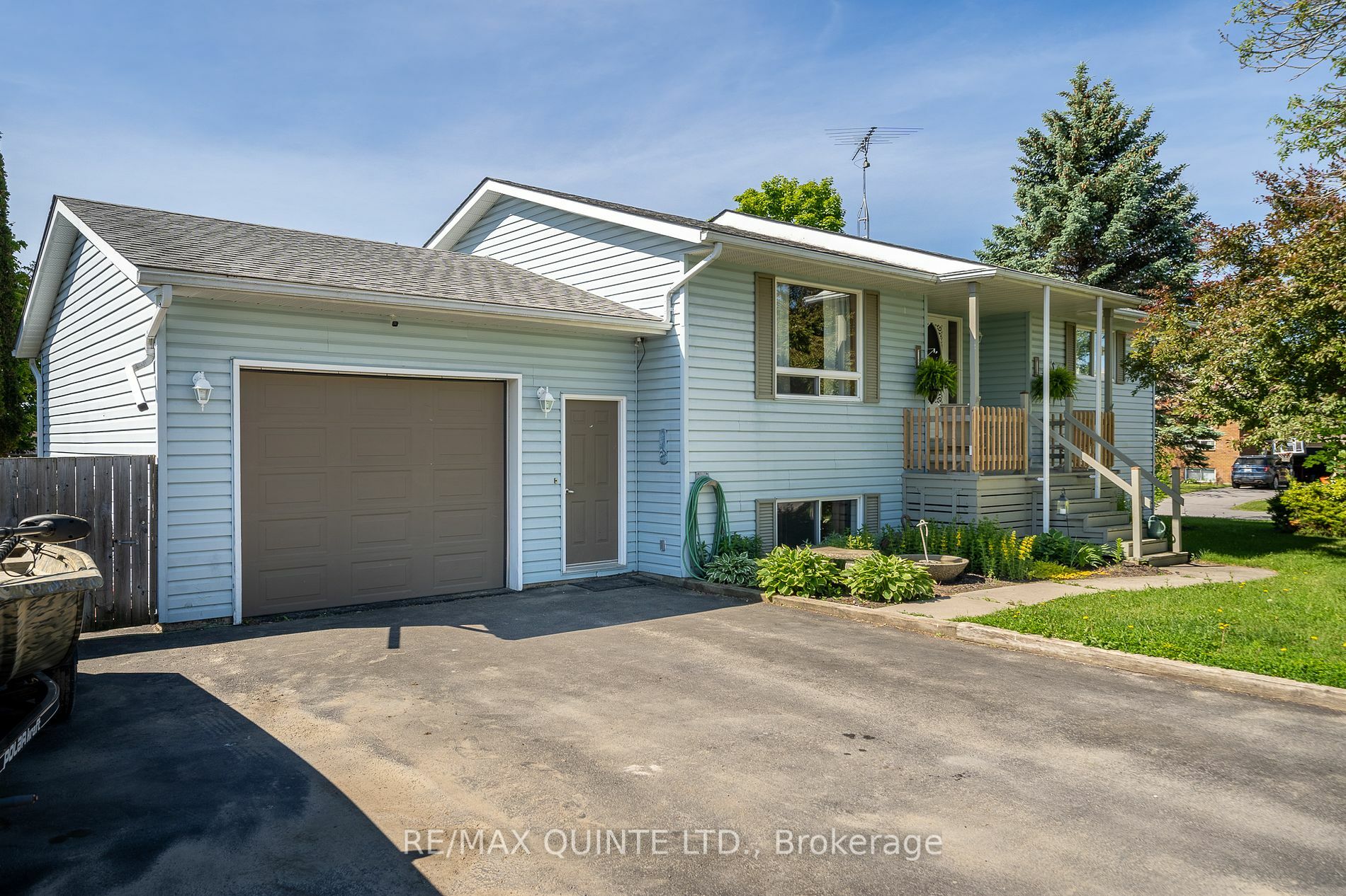 Property Photo:  16 Harbourview Cres  ON K0K 3L0 