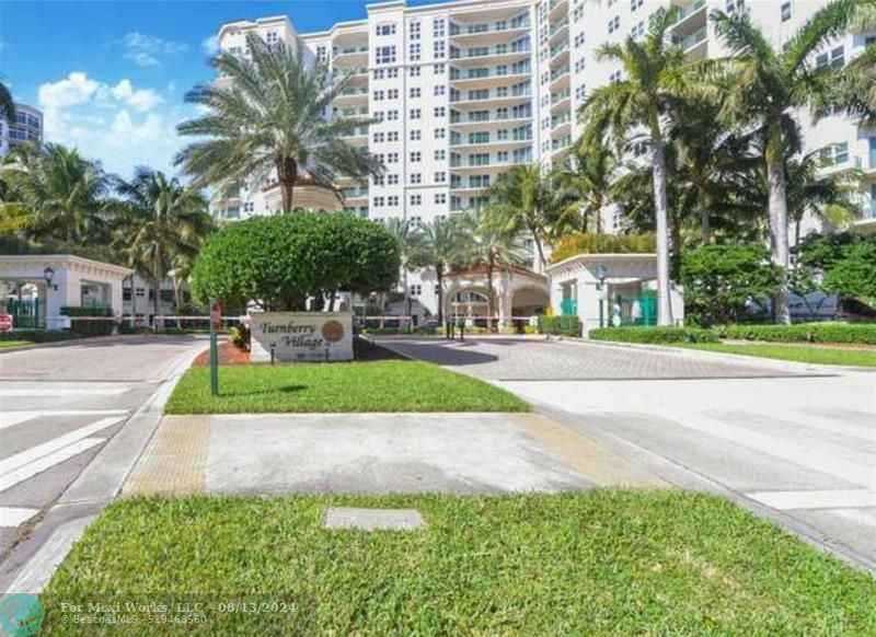 Property Photo: 20000 E Country Club Dr Ph 04 FL 33180